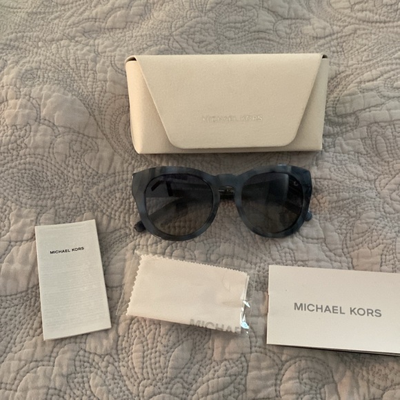 Brand new Michael Sunglasses. Never worn comes with case plus - Picture 1 of 10